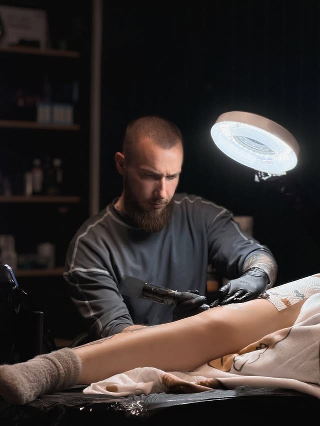 Анатолій Кармазін працює над татуюванням у студії Karmazin Tattoo