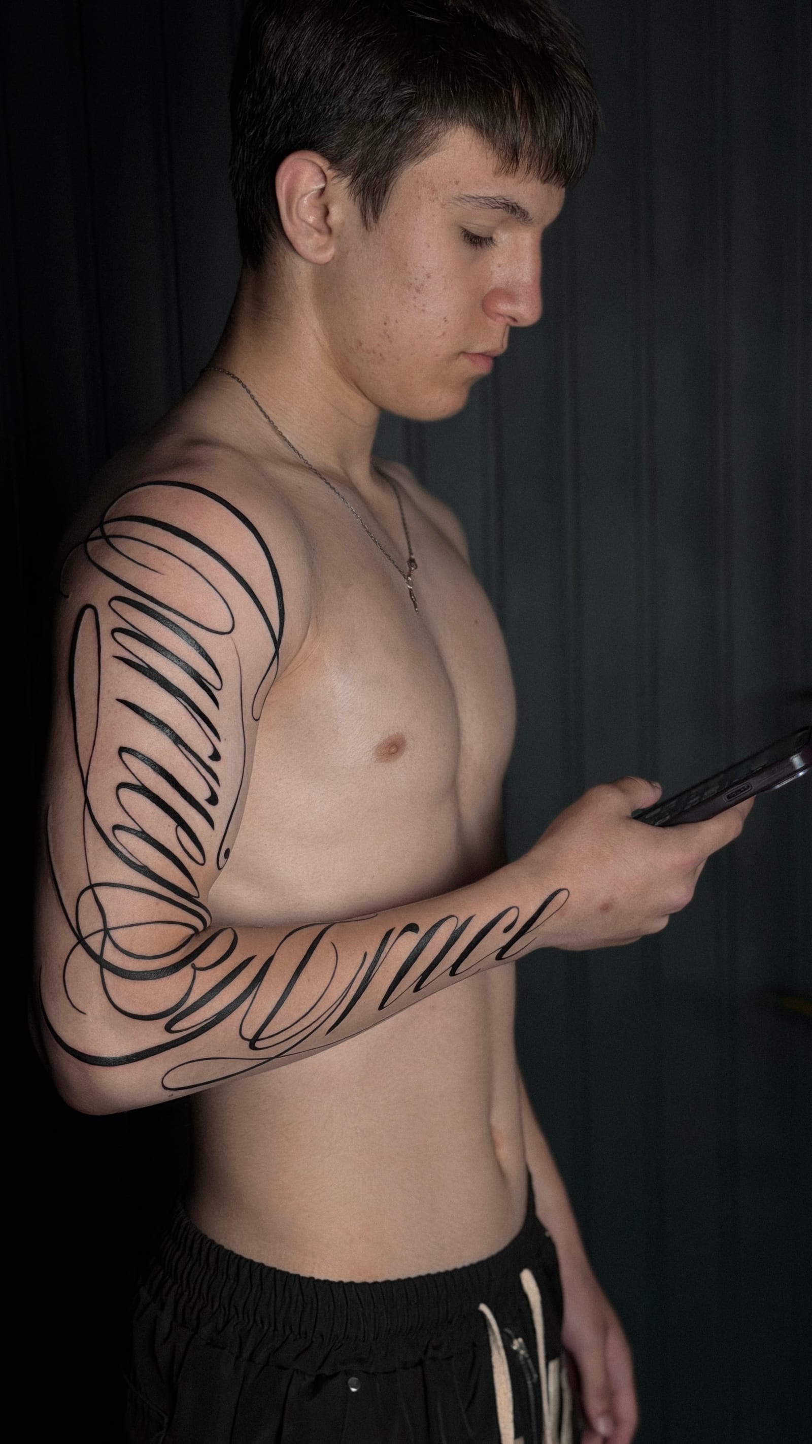 Каліграфічний рукав — авторське татуювання в Karmazin Tattoo Studio