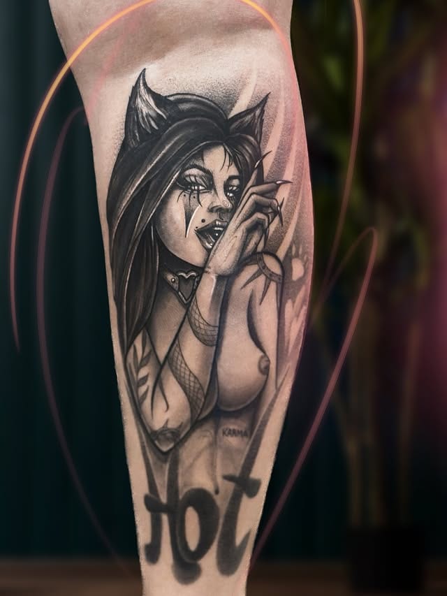 Ілюстративний сюжет, гомілка — авторське татуювання в Karmazin Tattoo Studio
