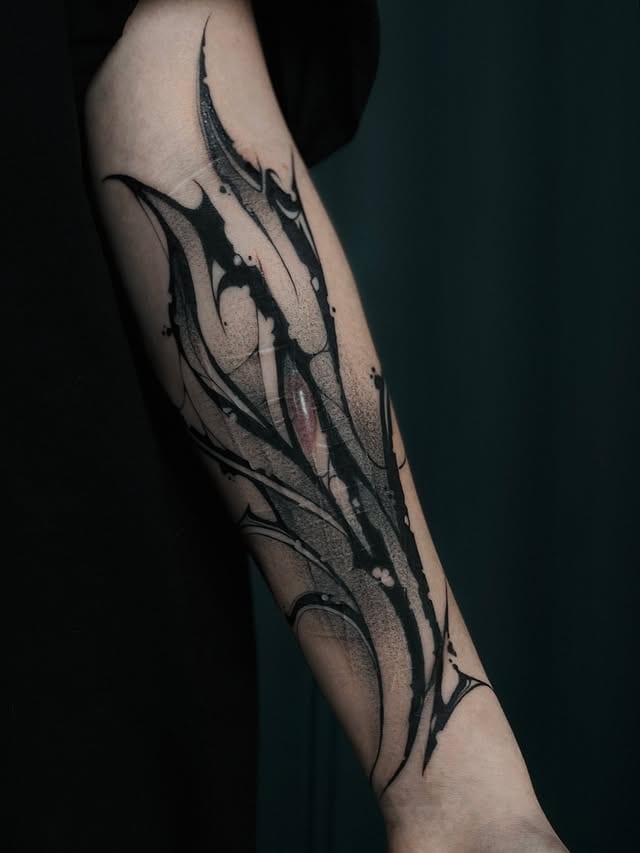 Абстракція, перекриття шрамів  — авторське татуювання в Karmazin Tattoo Studio